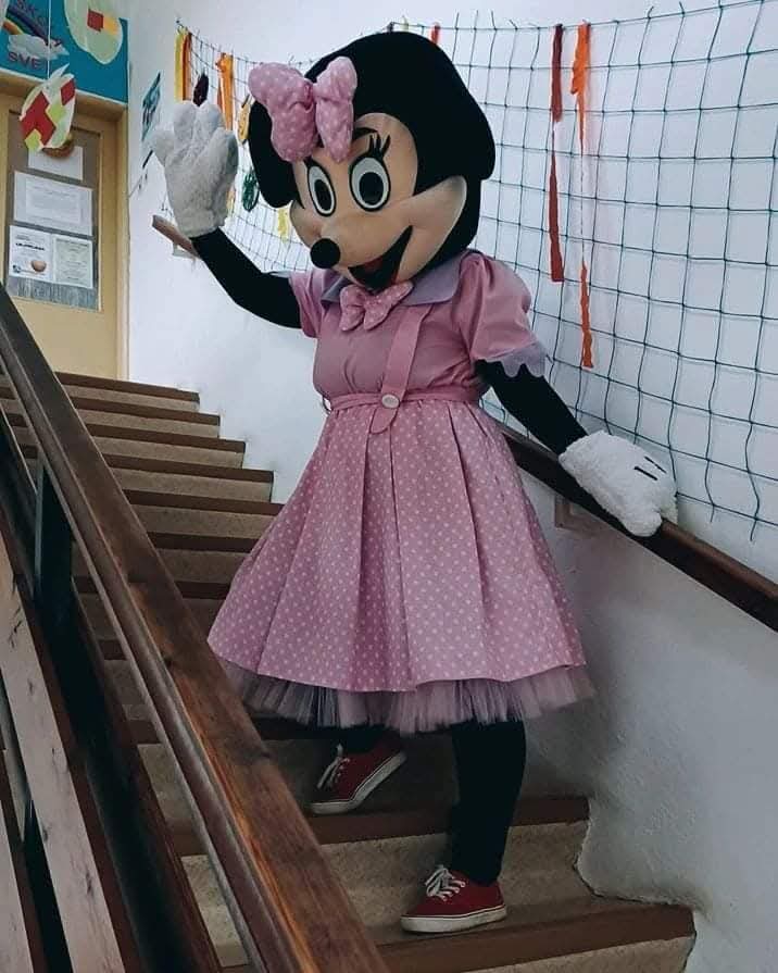 Minnie v oblečení na svadbu (Šaty) naživo